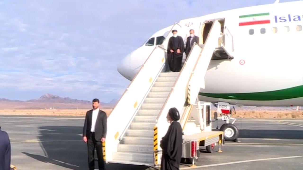 حجت الاسلام رئیسی رئیس جمهور دقایقی قبل وارد فرودگاه بین المللی شهید کاوه بیرجند شد.