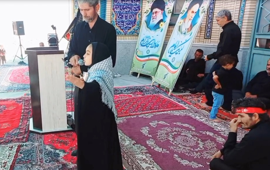 شعر خوانی سحر حامدی در مورد حوادث عاشورا در مراسم پیاده روی جاماندگان اربعین شهر ارسک