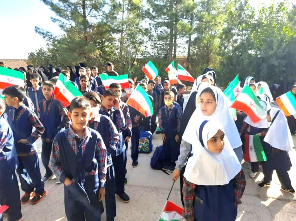 آغاز سال تحصیلی با شعار مدرسه قوی ایران قوی در روستای رقه