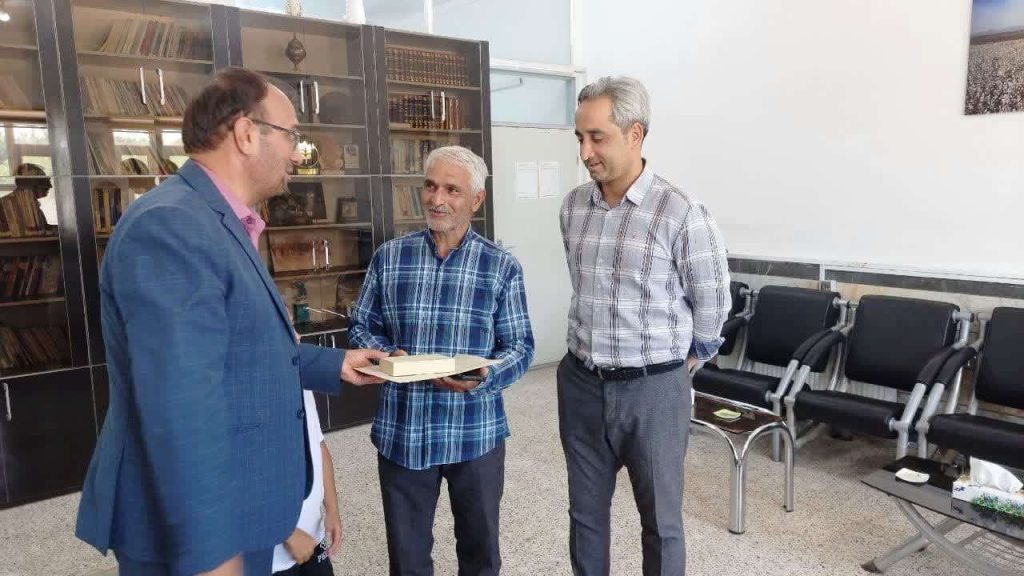 تحویل اولین دستگاه ردیاب شتر در استان به شتردار پیشرو شهرستان بشرویه