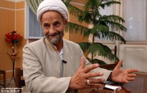 دستگیری حجت الاسلام اسدی مبارز انقلابی حین پخش اعلامیه امام (ره) در حرم رضوی