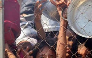 مردم برای یک لقمه نان ۱۵ کیلومتر راه می‌روند