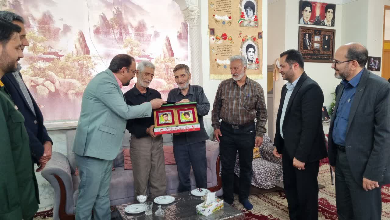 تکریم خانواده شهیدان مهدی و حسین طاووسی 